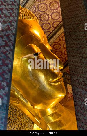 Farbenfrohes Gesicht liegender Buddha, Wat Pho Tempel, Bangkok, Thailand. Der Tempel wurde in den 1600er Jahren erbaut Liegender Buddha, erbaut 1832. Stockfoto