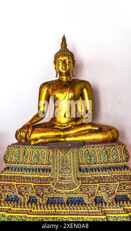 Bunt verzierte goldene Buddhas Phra Rabiang, Wat Pho Tempel, Bangkok, Thailand. Der Tempel wurde in den 1600er Jahren erbaut Phra enthält viele historische buddhas von allen Stockfoto