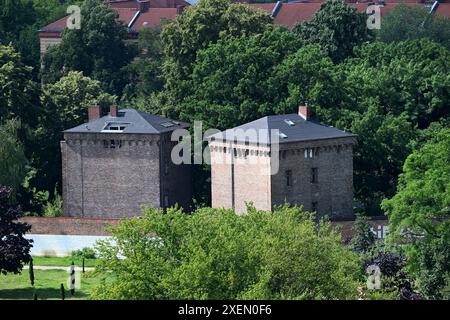 Berlin, Deutschland. Juni 2024. Zwei Gebäude des ehemaligen Gefängnisses am Rande des Historienparks ehemaliges Moabit-Zellulärgefängnis in der Berliner Innenstadt. Quelle: Soeren Stache/dpa/Alamy Live News Stockfoto