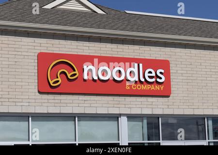 Crown Point - 27. Juni 2024: Nudeln und Unternehmen schnelles, ungezwungenes Restaurant. Noodles and Company bietet internationale und amerikanische Nudelgerichte. Stockfoto