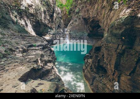 Atemberaubende Lagune und Wasserfall im Air Terjun Wai Marang auf der Insel Nusa Tenggara Timur, Indonesien Stockfoto