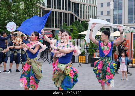 London, UK, 28. Juni 2024. Tänzer treten in einer Farbenparade am Granary Square auf. Die jährliche Ausstellung der Royal Thai Embassy zeigt kulturelle Künstler, Speisen und Kunsthandwerk bei der dreitägigen Veranstaltung auf dem Canopy Market in Kings Cross. Quelle: Eleventh Photography/Alamy Live News Stockfoto