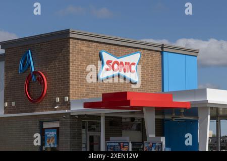 Crown Point - 27. Juni 2024: Sonic Drive-In Fast Food Location. Sonic ist eine Drive-in-Restaurantkette. Stockfoto