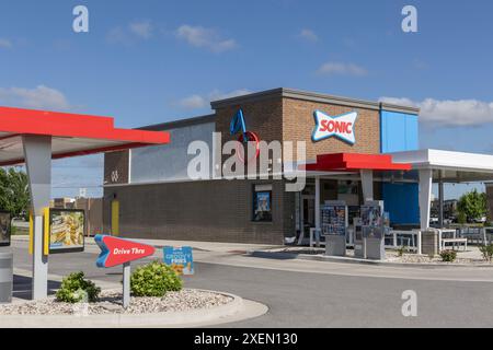 Crown Point - 27. Juni 2024: Sonic Drive-In Fast Food Location. Sonic ist eine Drive-in-Restaurantkette. Stockfoto