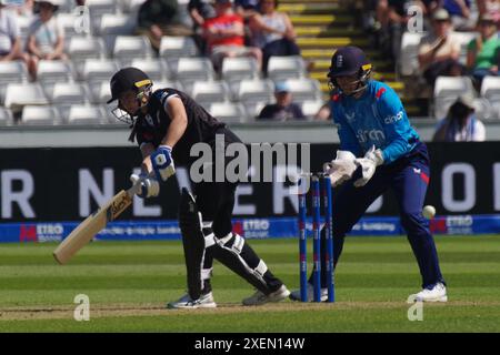 Chester le Street, 26. Juni 2024. Hannah Rowe kämpfte für Neuseeland gegen England in der First Metro Bank One Day International im Seat Unique Riverside. Der Wicket-Hüter ist Amy Jones. Quelle: Colin Edwards Stockfoto