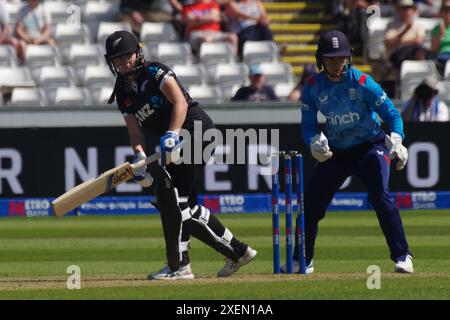 Chester le Street, 26. Juni 2024. Hannah Rowe kämpfte für Neuseeland gegen England in der First Metro Bank One Day International im Seat Unique Riverside. Der Wicket-Hüter ist Amy Jones. Quelle: Colin Edwards Stockfoto