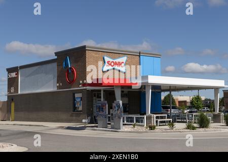 Crown Point - 27. Juni 2024: Sonic Drive-In Fast Food Location. Sonic ist eine Drive-in-Restaurantkette. Stockfoto