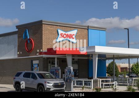 Crown Point - 27. Juni 2024: Sonic Drive-In Fast Food Location. Sonic ist eine Drive-in-Restaurantkette. Stockfoto