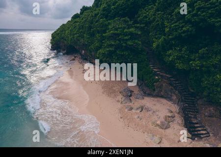 Stufen, die zum Sand und Wasser am Green Bowl Beach in Bali, Indonesien führen; Ungasan, South Kuta, Badung Regency, Bali, Indonesien Stockfoto