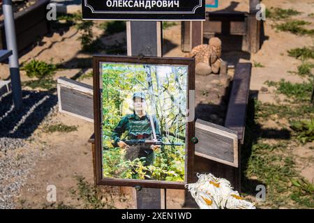 Charkiw, Ukraine, 28. Juni 2024 Porträt auf den Gräbern von Soldaten, die bei der Verteidigung der Ukraine im Krieg gegen Russland starben. Die Helden ruhen sich aus Stockfoto