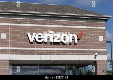 Crown Point - 27. Juni 2024: Verizon Wireless Retail Location. Verizon bietet drahtlose Glasfaser mit hoher Kapazität und 5G-Kommunikation. Stockfoto