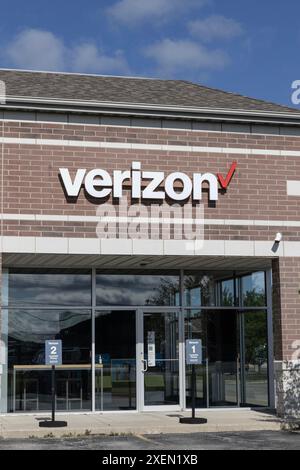 Crown Point - 27. Juni 2024: Verizon Wireless Retail Location. Verizon bietet drahtlose Glasfaser mit hoher Kapazität und 5G-Kommunikation. Stockfoto