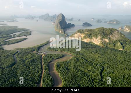 Karstfelsen im Ao Phang Nga Nationalpark, mit Nebel über der Südthailändischen Landschaft; Ao Phang Nga, Phang-nga, Thailand Stockfoto