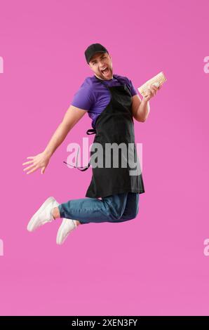 Springender Koch mit leckerem Döner-Kebab auf lila Hintergrund Stockfoto