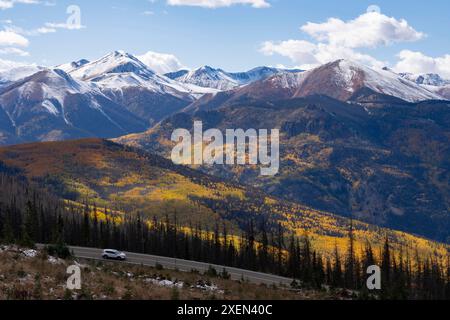 Während des saisonalen Wandels gibt es in Colorado reichlich Herbstfarben. Leuchtend gelbe Blätter zieren die Bäume, so weit Sie sehen. Ein wunderschöner Zustand, um zu fahren... Stockfoto