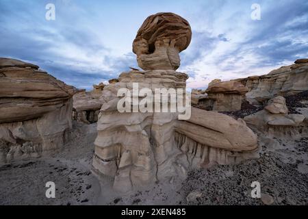 Hoodoos und Formationen im Valley of Dreams in einer abgelegenen Gegend von New Mexico bei Sonnenuntergang. Die Hoodoos werden durch Erosionskräfte wie Wind und Regen gebildet Stockfoto