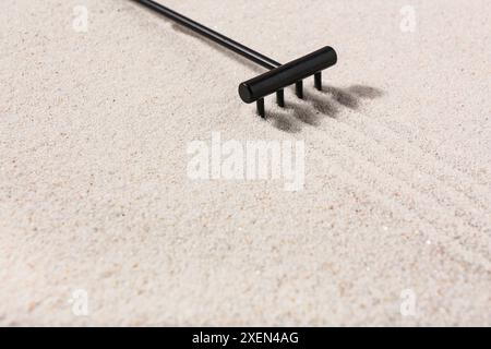 Rechen auf Sand mit Linien im japanischen Steingarten. Zen-Konzept Stockfoto