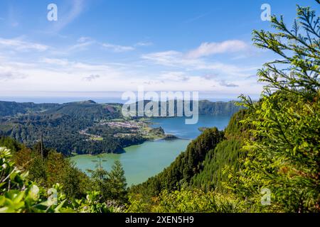 Blaue und grüne Seen (Lagoa das Sete Cidades). Insel Sao Miguel, Azoren Portugal Stockfoto