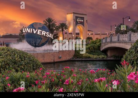 Universal Studios und Islands of Adventure Theem Parks Florida. Stadtspaziergang und Weltkugel am Eingang zu den Hollywood Studios in Orlando Florida Stockfoto