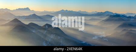 Blick in Richtung Jachenau, Allgau und Zugspitze. Blick vom Schönberg bei Lenggries in den Bayerischen Alpen im Winter. Deutschland, Bayern. Stockfoto