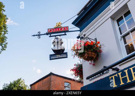 Schild mit einem Tauchhelm vor dem Fuller's Pub, dem William Walker (der Taucher, der die Kathedrale gerettet hat) in Winchester, Hampshire, England, Großbritannien Stockfoto