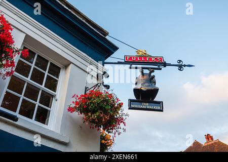 Schild mit einem Tauchhelm vor dem Fuller's Pub, dem William Walker (der Taucher, der die Kathedrale gerettet hat) in Winchester, Hampshire, England, Großbritannien Stockfoto