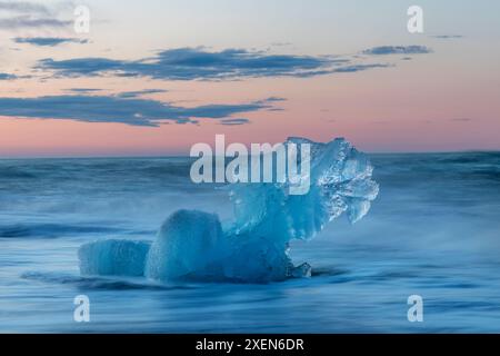 Gletschereis in der Brandung am Diamond Beach in der Nähe von Kalfafellsstadur, Island Stockfoto
