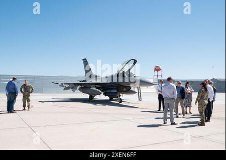 Mitglieder der U.S. Air National Guard und der Tucson Airport Authority treffen sich, um den Abschluss der Phase der Arm/de-Arm-Pads des Airfield Safety Enhancement Programms auf der Morris Air National Guard Base, Ariz, am 17. Juni 2024 zu feiern. Das ASE-Programm befasst sich mit langjährigen Fragen der Flugfeldgeometrie, die die Flugplatzsicherheit erhöhen und die Region Süd-Arizona für Jahrzehnte in der Zukunft bedienen werden. (Foto der US Air National Guard von Senior Airman Guadalupe Beltran) Stockfoto