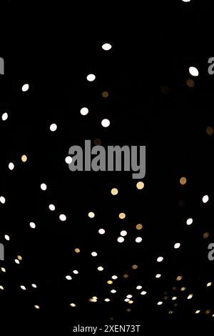 Lichter vor schwarzem Hintergrund in einem zufälligen Laden erzeugen ein abstraktes Muster; Bangkok, Thailand Stockfoto