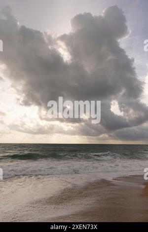 Sonnenuntergang über dem Meer vom Mai Khao Strand in Nord Phuket; Mai Khao, Phuket, Thailand Stockfoto