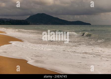 Sonnenuntergang am Mai Khao Strand in Nord Phuket; Mai Khao, Phuket, Thailand Stockfoto