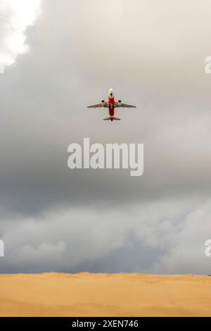Blick auf ein Flugzeug am Mai Khao Beach, in der Nähe des internationalen Flughafens Phuket in Nord-Phuket Stockfoto