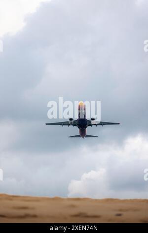 Blick auf ein Flugzeug am Mai Khao Beach, in der Nähe des internationalen Flughafens Phuket in Nord-Phuket Stockfoto