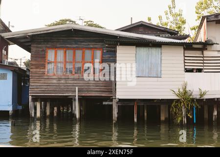 Nahaufnahme eines typischen Hauses am Kanal in Bangkok Noi; Bangkok, Thailand Stockfoto