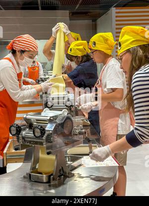 Im CupNoodles Museum wurde der Nudelteig während der Herstellung von Instant-Nudeln gerollt. Das Museum widmet sich der Geschichte der Instant Nudeln und der Geschichte von Nissin Foods, gegründet von Momofuku Ando, dem Erfinder der Instant Nudeln und CupNudeln. Das Museum hat zwei Standorte, einen in Osaka und einen in Yokohama, Japan. Stockfoto
