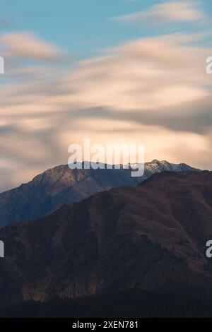 Malerischer Blick über die Berggipfel unter dramatischen Wolken am blauen Himmel im Tusheti-Nationalpark in der Kakheti-Region Stockfoto