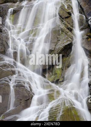 Wasserfall Nardis (Cascate nardis). Val di Genova im Parco Naturale Adamello Brenta in der italienischen Provinz Trentino. Stockfoto