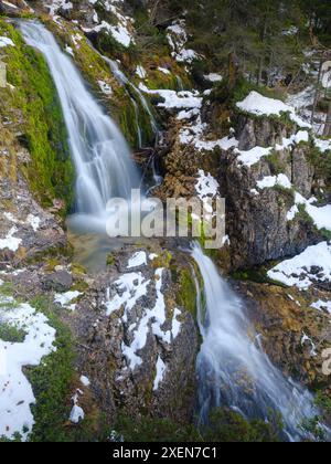 Vallesinella Falls, Cascate Alte, ein Wahrzeichen der Dolomiti di Brenta im Parco Naturale Adamello Brenta in der italienischen Provinz Trentino. Stockfoto