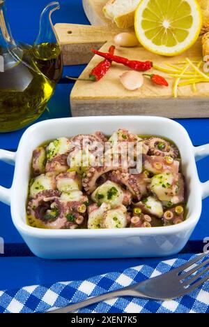 Kraken-Salat (mit gekochtem Kraken, Olivenöl, Zitrone, Knoblauch, Chili, Petersilie, Pfeffer, Salz) Stockfoto