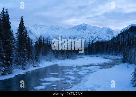 Der Winter beginnt im Yukon, während die Berge und Bäume rund um den Wheaton River in erhabenem Schnee und Licht lebendig werden; Yukon, Kanada Stockfoto