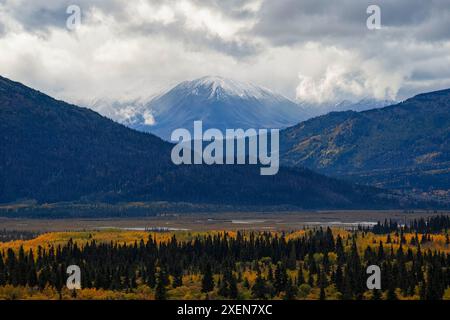 Ein malerischer Blick auf die Berge des Kluane National Park ist zu sehen, wenn man das Alaska Valley of the Yukon mit stimmungsvollem Himmel über dem Auto... Stockfoto