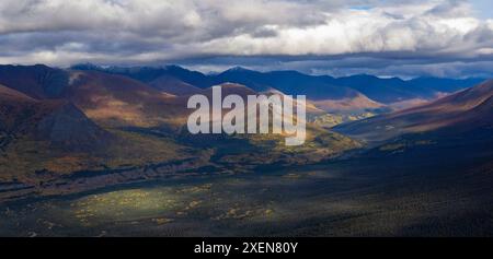 Atemberaubende Aussicht auf die Ruby Range unter schweren Wolken in der Nähe der Destruction Bay, mit Herbstkulisse in der Yukon Landschaft Stockfoto