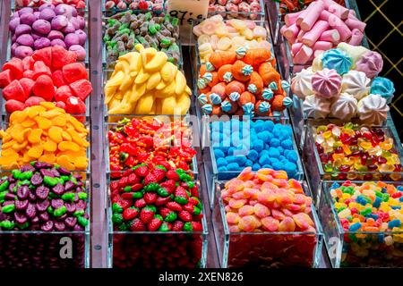 Süßigkeiten im Mercat de Sant Josep de la Boqueria ist Barcelonas berühmtester öffentlicher Markt, barcelona, spanien. Stockfoto