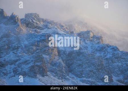 Der Winter beginnt im Yukon, wenn nebelige Wolken die zerklüfteten Berghänge rund um den Annie Lake bedecken und in erhabenem Schnee und Licht zum Leben erwachen Stockfoto