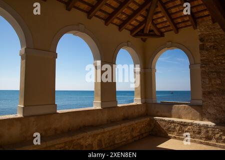 Im Inneren der historischen Stätte Belvedere (1649) mit Blick auf die Adria, in der Altstadt von Novigrad, Kroatien Stockfoto