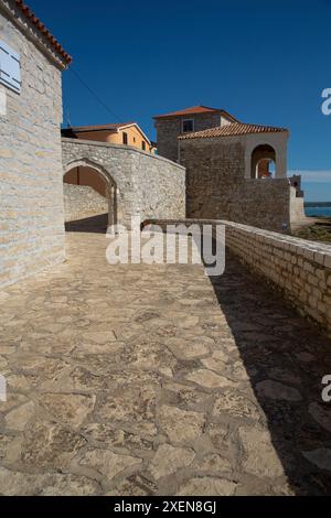 Marina Gate an der historischen Stätte Belvedere (1649) in der Altstadt von Novigrad, Kroatien; Novigrad, Kreis Istrien, Kroatien Stockfoto