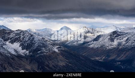 Luftbild, das die Landschaft der schneebedeckten Küstenberge unter grauen Wolken südlich von Whitehorse zeigt; Whitehorse, Yukon Stockfoto
