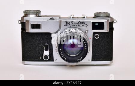 Kiev 4A 35-mm-Messsucherkamera mit 50-mm-f2-Objektiv vor weißem Hintergrund. Stockfoto