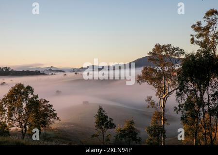 Barrington Tops Gloucester, Sonnenaufgang am frühen Morgen über den Hügeln und der Landschaft, Wolkenumkehr im Tal, regionales New South Wales, Australien Stockfoto