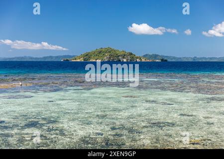 Klares türkisfarbenes Meer und Inseln im Kepulauan Togean National Park, Indonesien; Wakai, Central Sulawesi, Indonesien Stockfoto